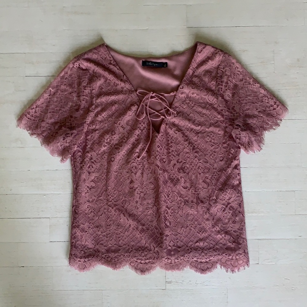 Pink lace short sleeve top from the Buckle. Sz S